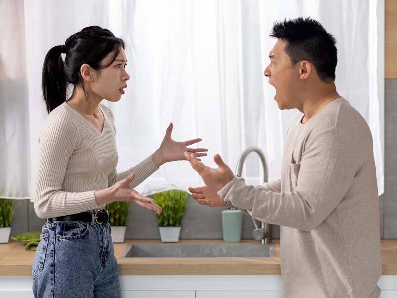 Cố tình tạo ra vấn đề trong mối quan hệ